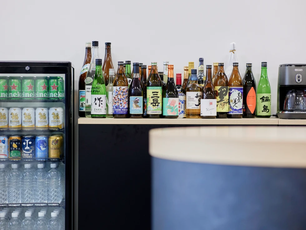 クエイル社内風景 - 遊び心のあるオフィス環境：自由に飲めるバーコーナー