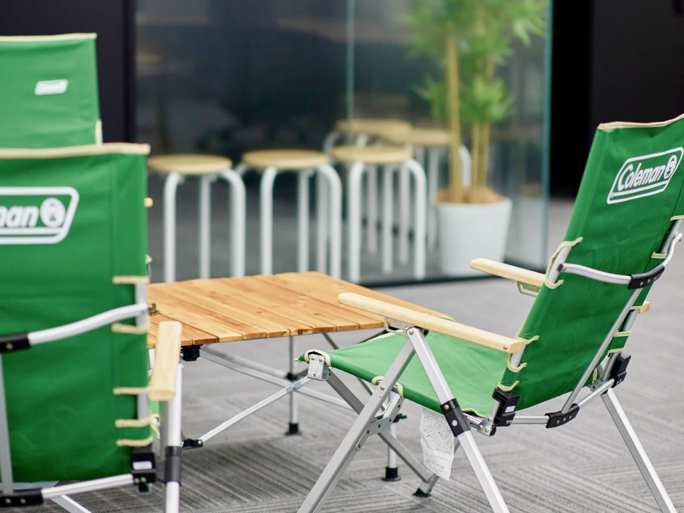 クエイル社内風景 - コールマンのキャンプチェアを配置したリラックススペース