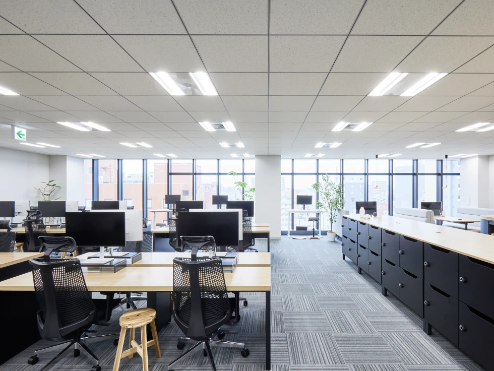 クエイル社内風景 - ワークエリアと窓からの景色