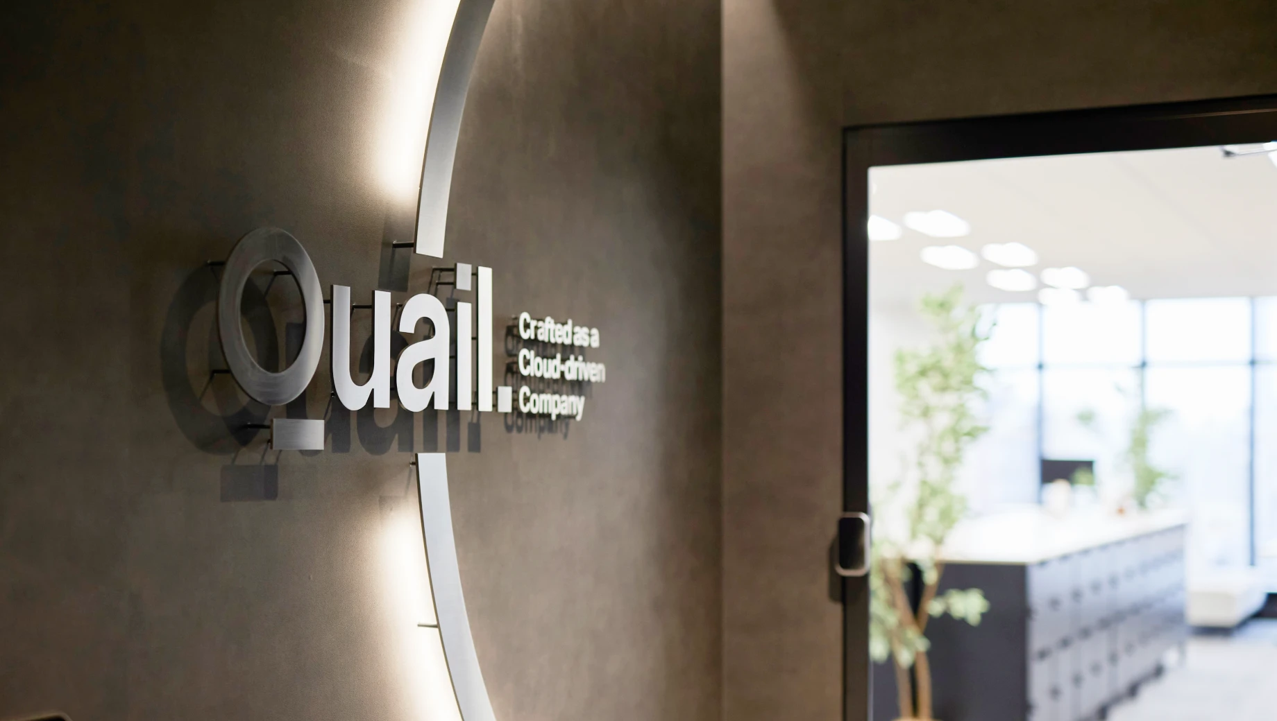 エントランス全体の開放的な空間