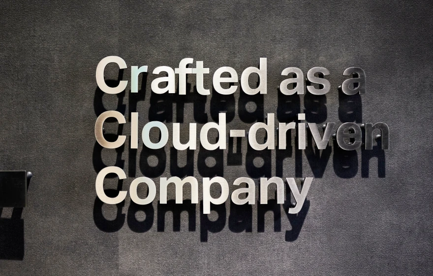 エントランス壁面のブランドメッセージ