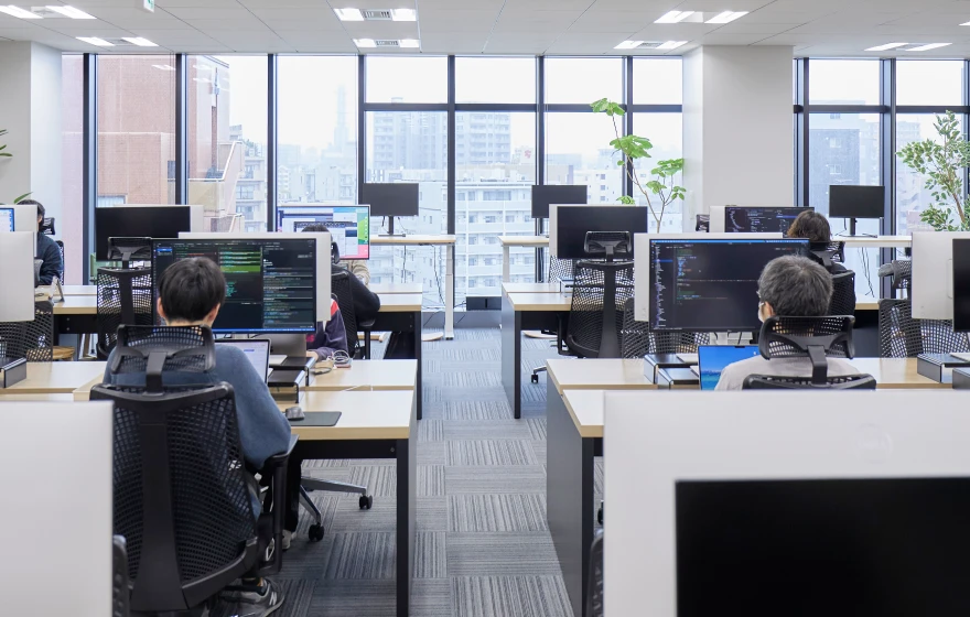 昇降デスクと大型モニター完備のワークスペース