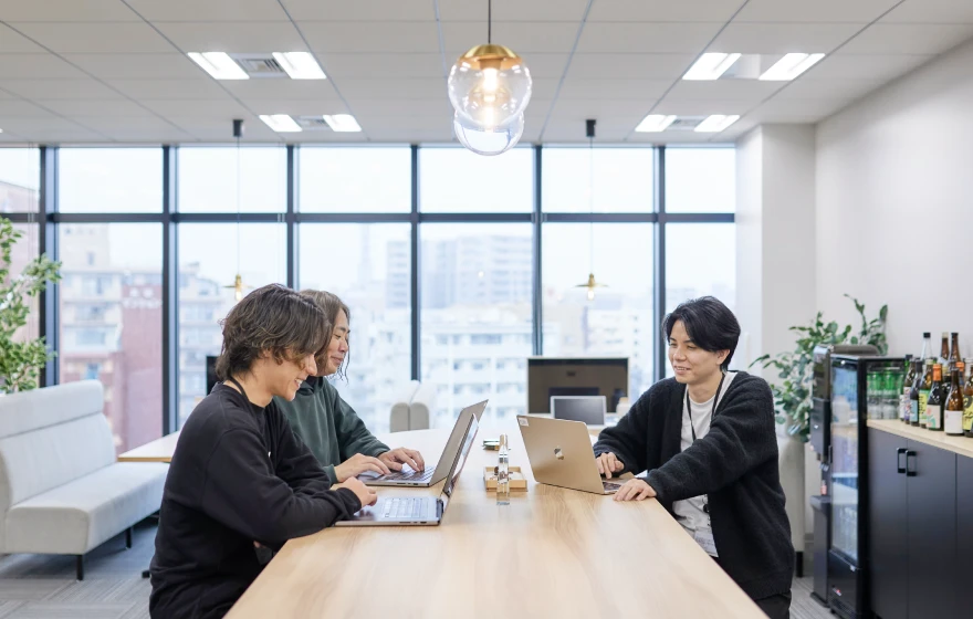 窓からの景色を一望できるバーカウンター