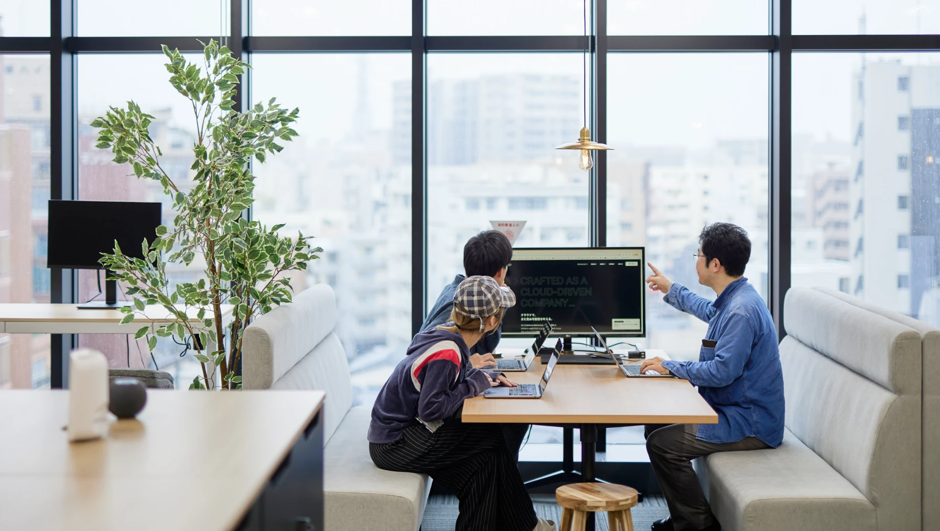 ファミレスタイプのコラボレーションブース