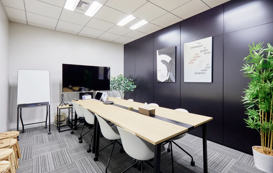 ダークトーンの落ち着いた会議室