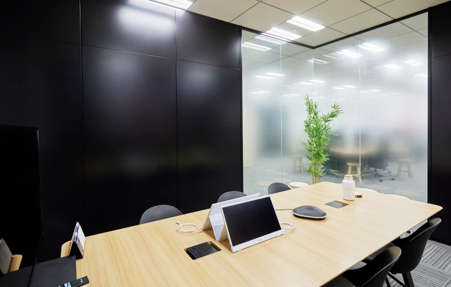 ガラス張りの開放的なミーティングルーム
