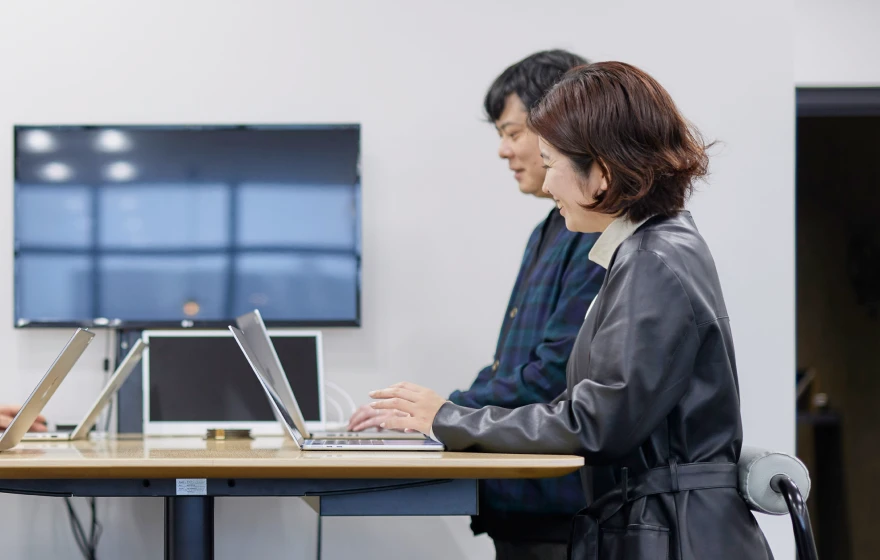 スタンディングスペースでの何気ない雑談