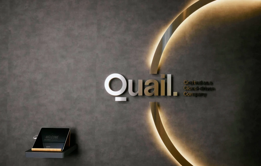 エントランス壁面のブランドメッセージ