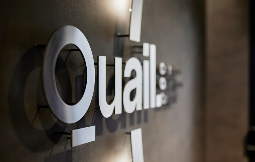 エントランス壁面のブランドメッセージ